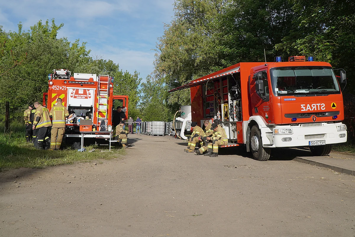 Trwa akcja oczyszczania Rowu Michałkowickiego po piątkowym pożarze