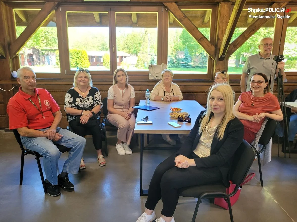 Policjanci na evencie "Świadomy i Sprawny Senior"