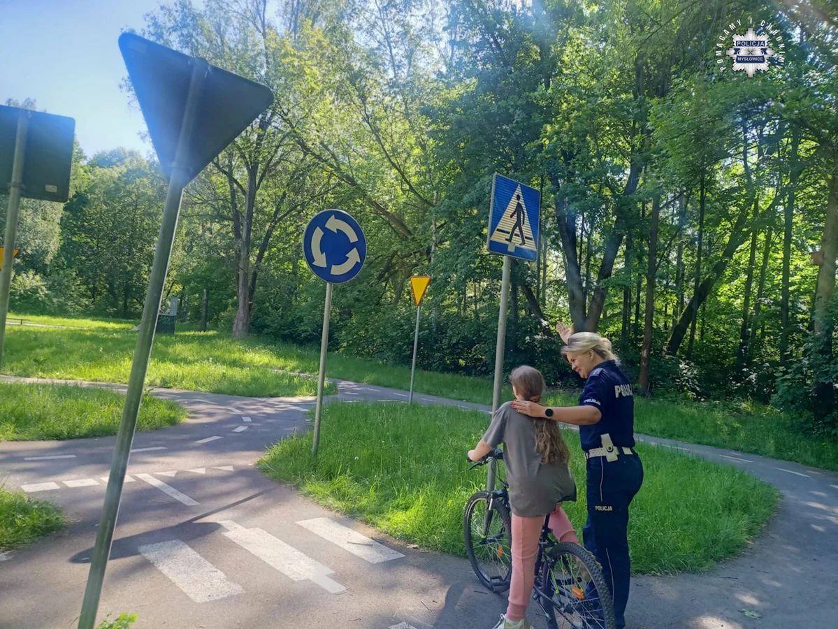 Uczniowie Szkoły Podstawowej nr 15 zdali test na kartę rowerową! Policjanci na egzaminie
