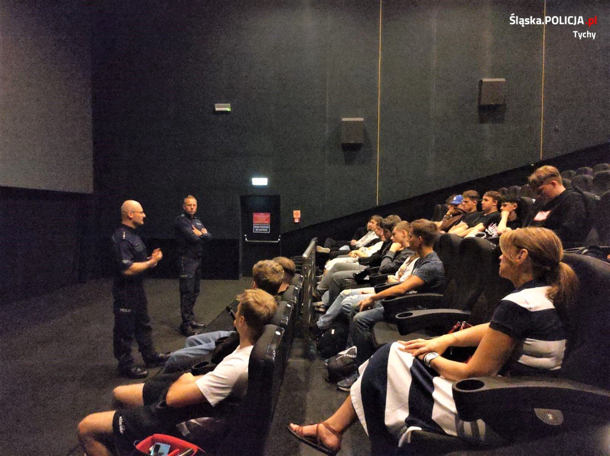 Tyscy policjanci przeprowadzili prelekcję o narkotykach i dopalaczach