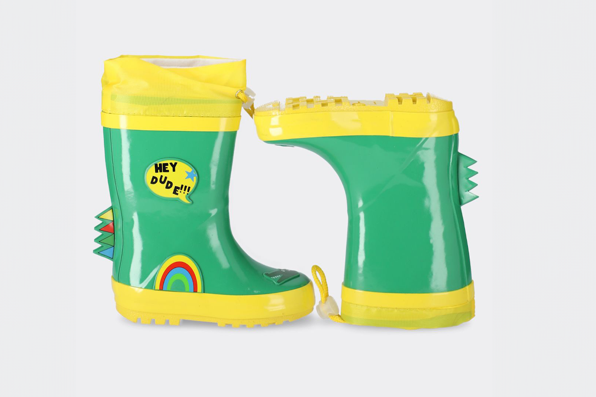 Kolorowe kalosze dziecięce: dlaczego warto mieć je w szafie swojego dziecka?