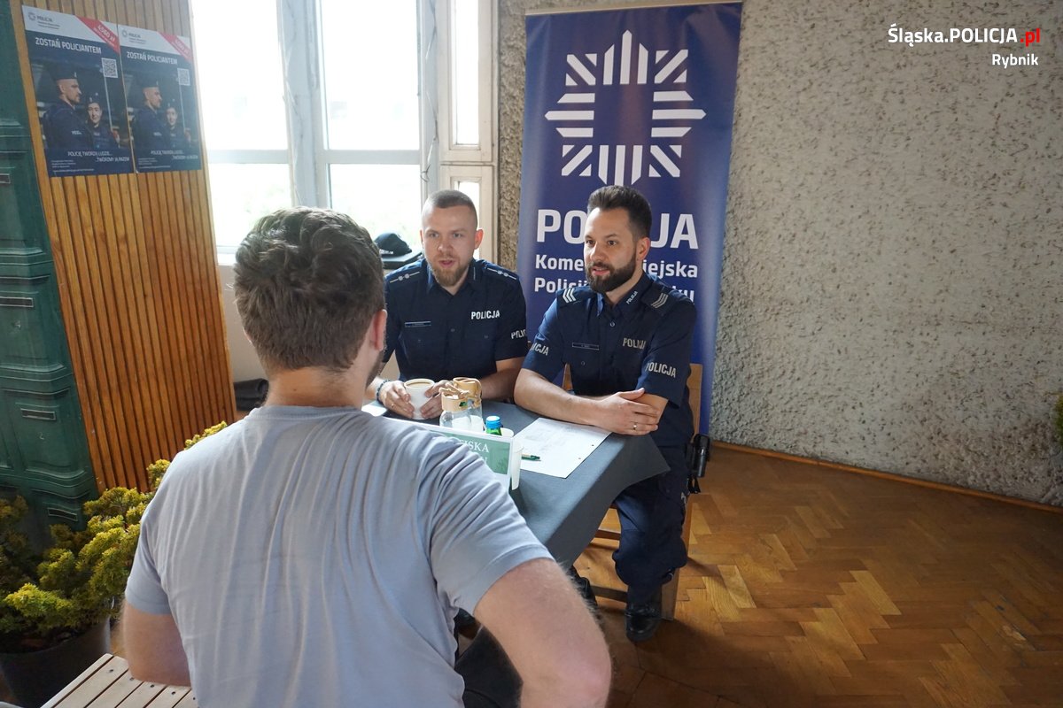 Mundurowi z Rybnika zaprezentowali służbę w policji na targach pracy
