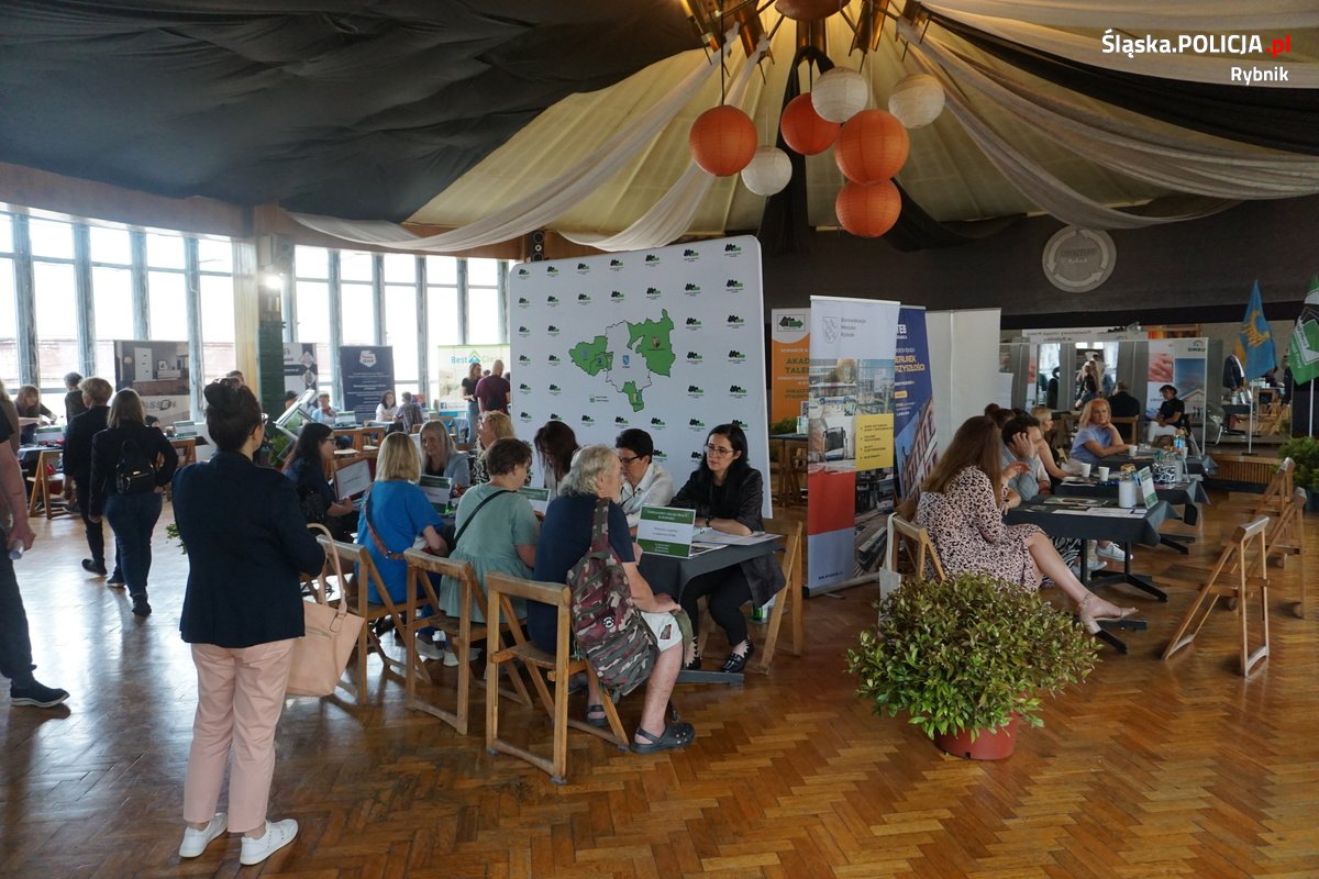Mundurowi z Rybnika zaprezentowali służbę w policji na targach pracy