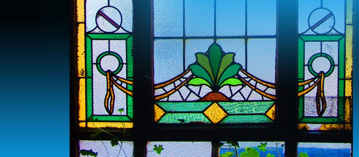 Świat człowieczy w witrażu. Symbolika szklanej sztuki słowami Ewy Pokorskiej-Ożóg