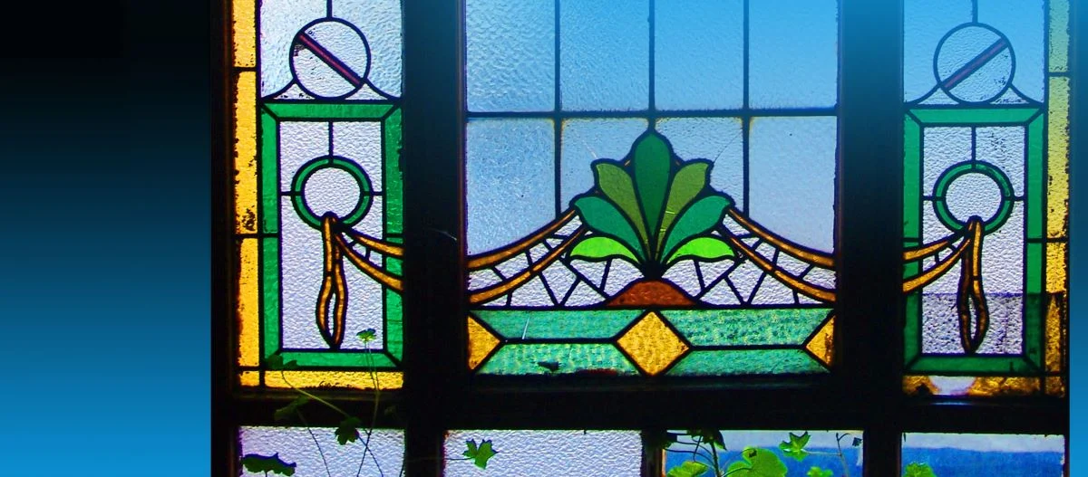 Świat człowieczy w witrażu. Symbolika szklanej sztuki słowami Ewy Pokorskiej-Ożóg