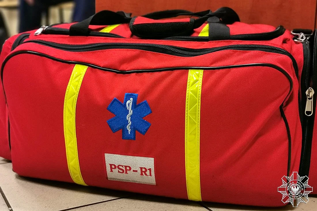 Szkolący się policjanci ruszyli na pomoc poszkodowanemu z rozciętą nogą!