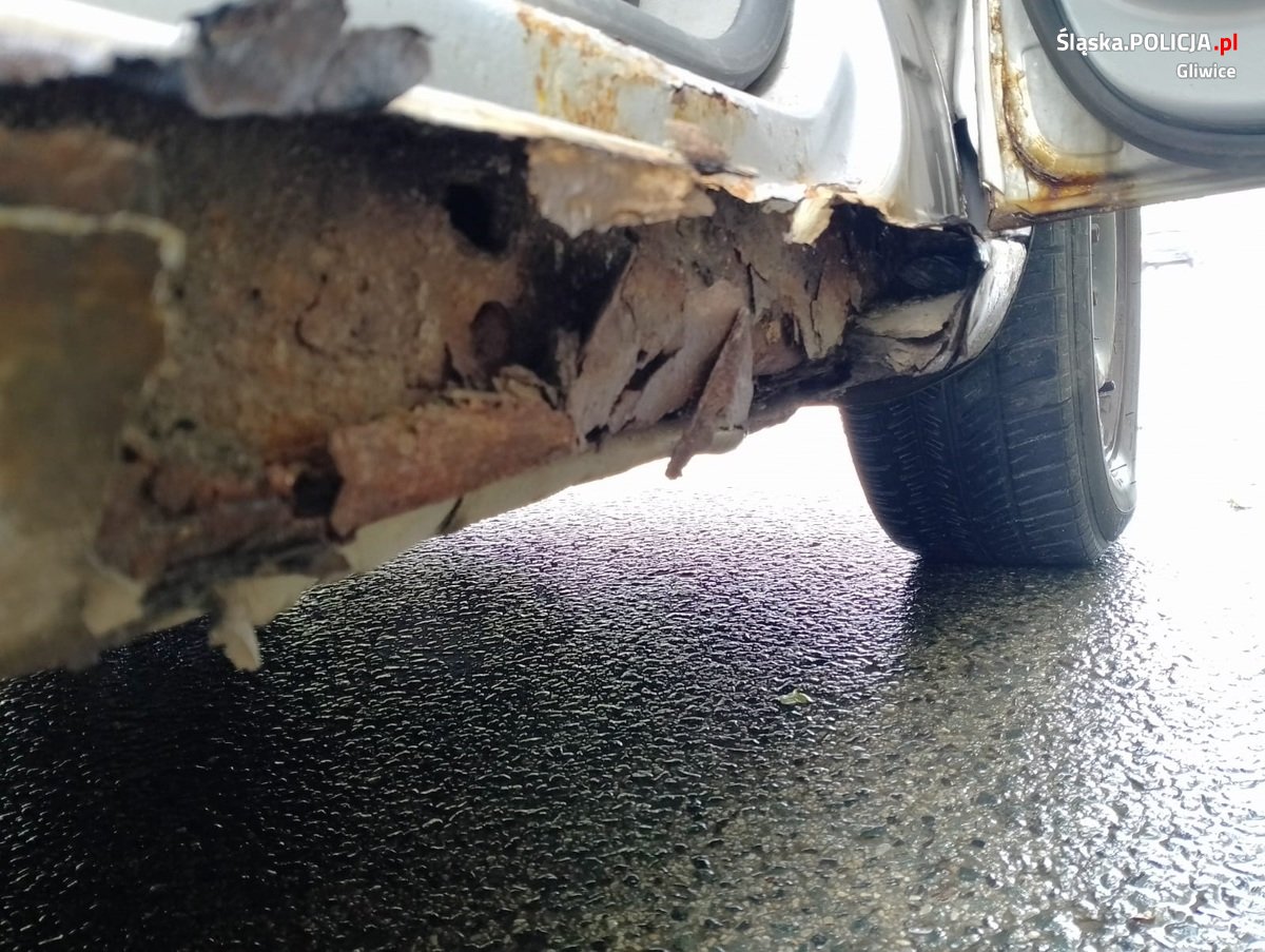 Wycieki z silnika, zaklejone taśmą kontrolki błędów silnika i systemów