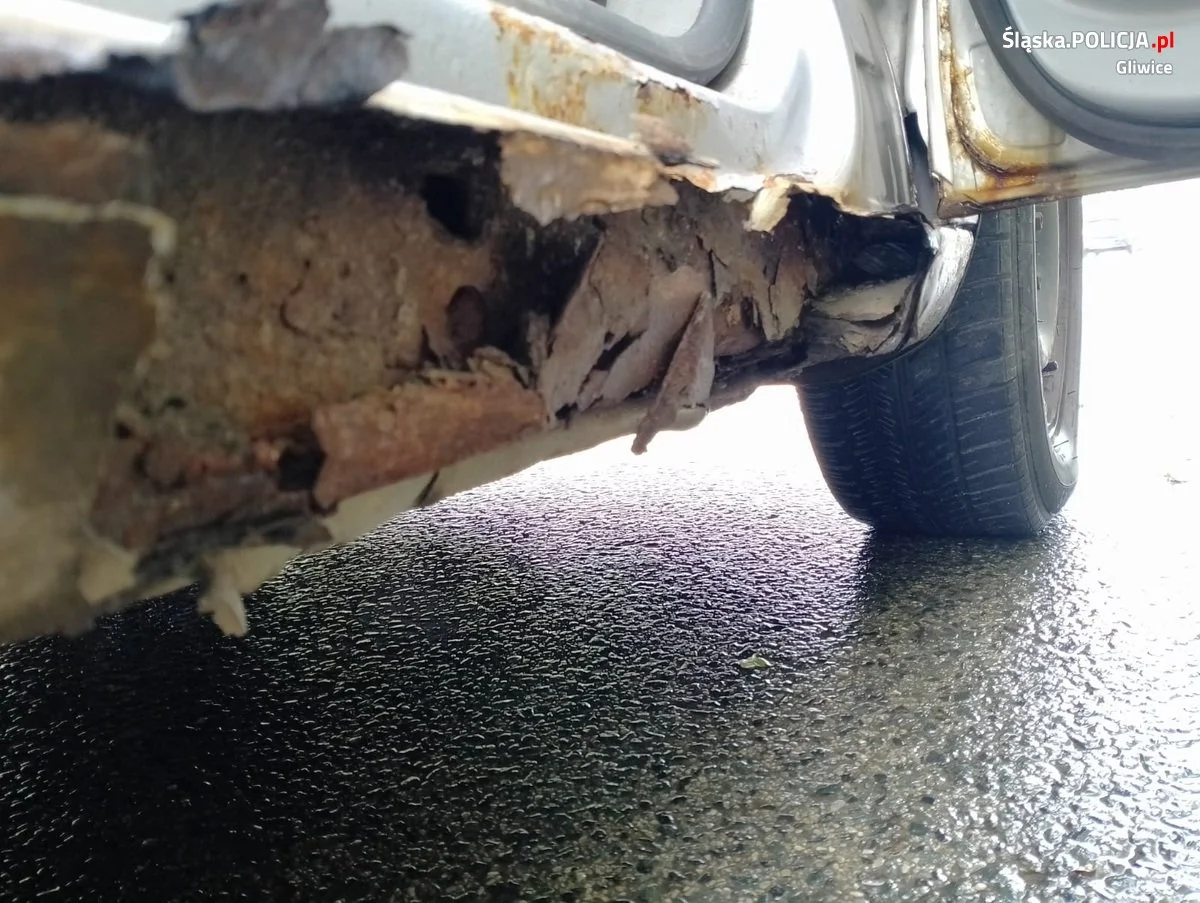 Wycieki z silnika, zaklejone taśmą kontrolki błędów silnika i systemów