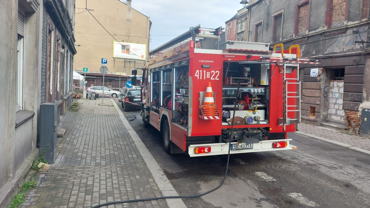 Płonęło mieszkanie w Bytomiu przy ul. Józefczaka. Strażacy znaleźli zwęglone ciało