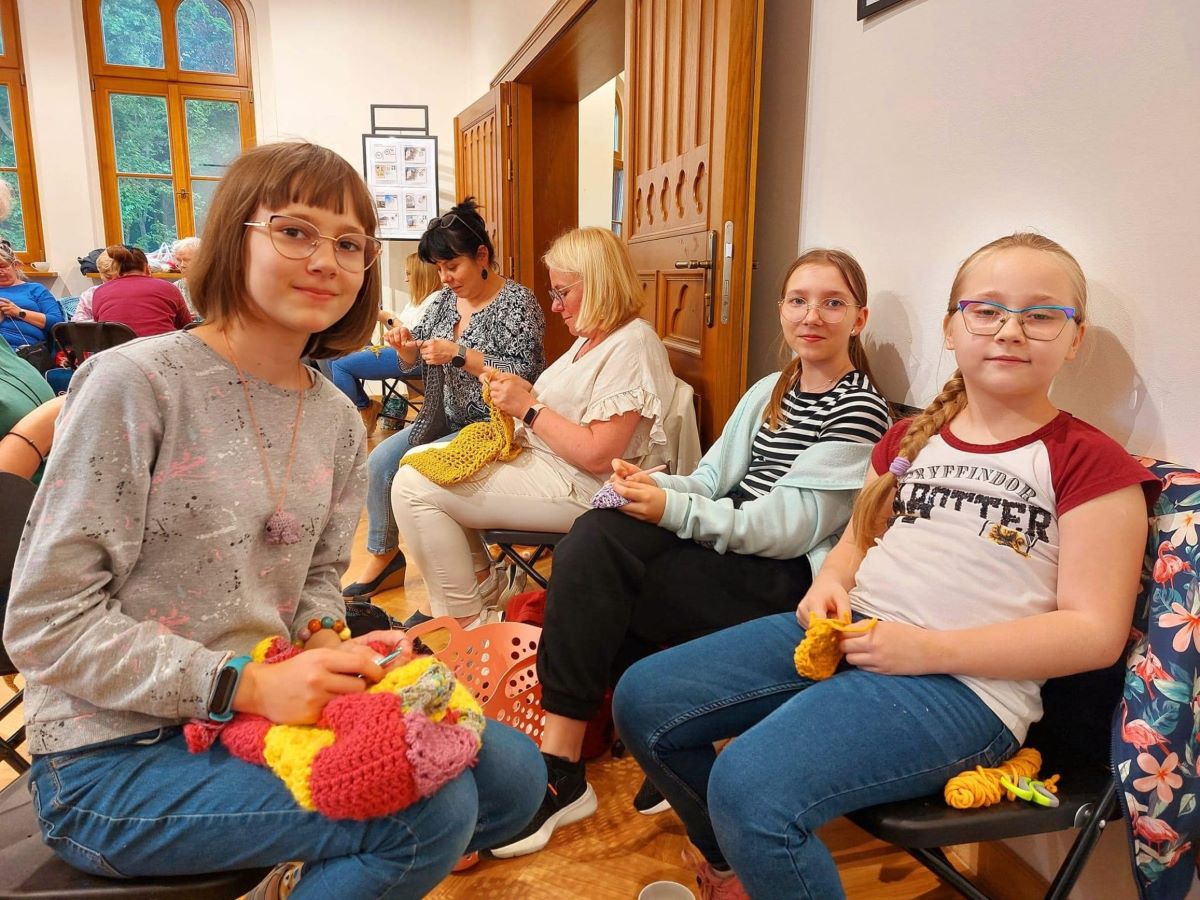 Bytomskie heklarki dziergają dla kotów i psów z miejskiego schroniska