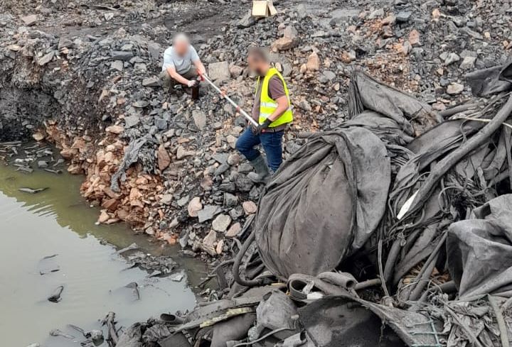 Próbowali zakopać odpady, zostali przyłapani na gorącym uczynku przez policję!