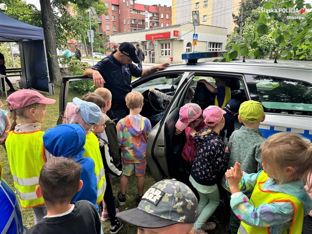 Mundurowi z mikołowskiej komendy i łaziskiego komisariatu na finale konkursu "NA RATUNEK"