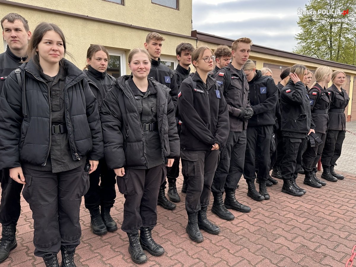 Katowiccy przewodnicy psów z pokazem w Szkole Policji 36