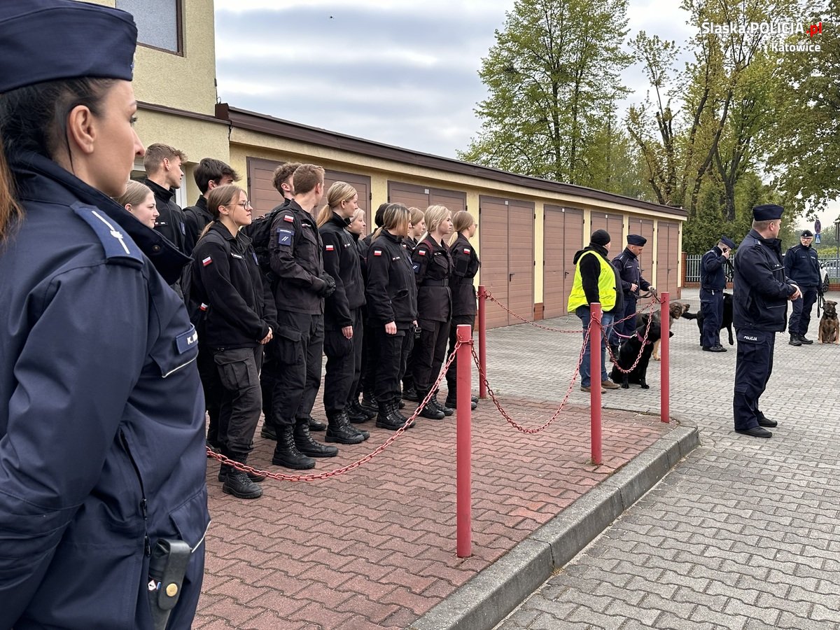 Katowiccy przewodnicy psów z pokazem w Szkole Policji 39