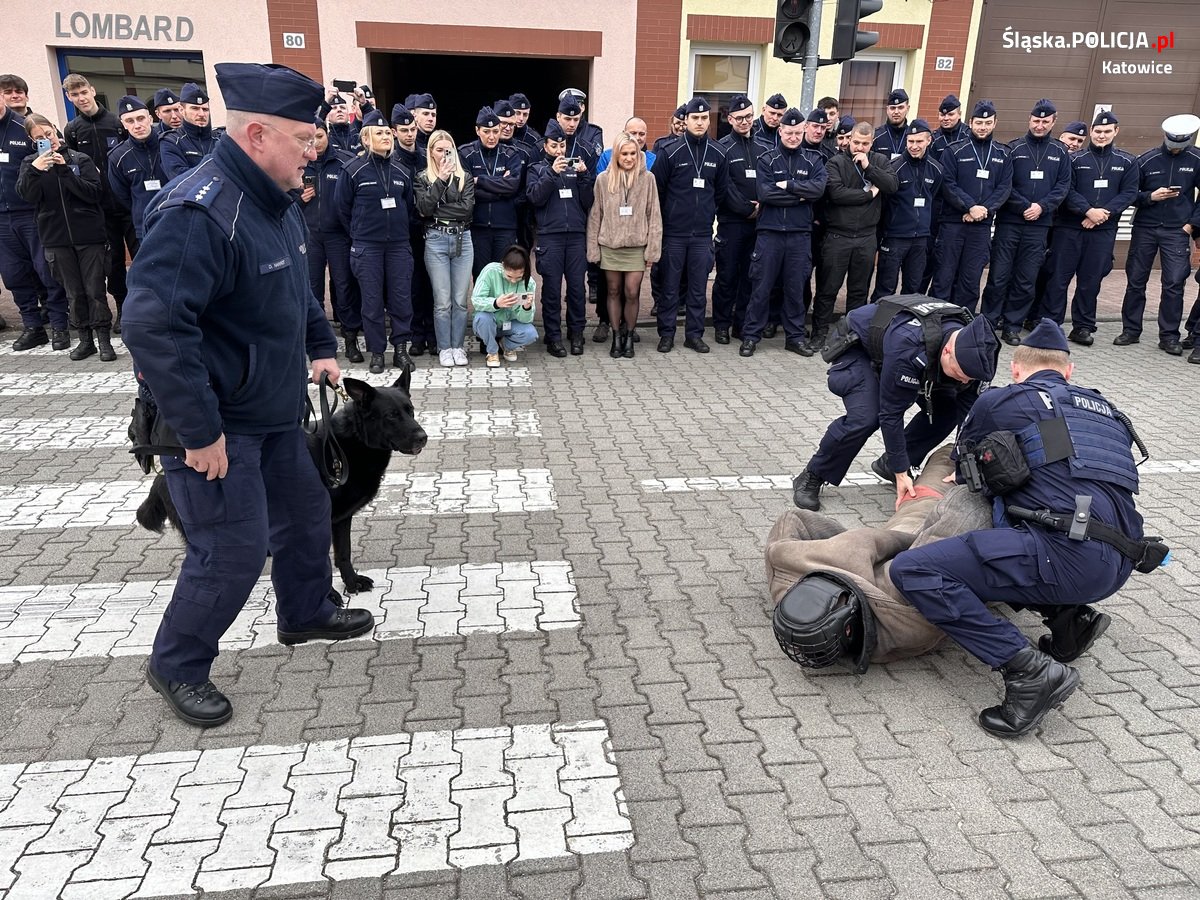 Katowiccy przewodnicy psów z pokazem w Szkole Policji 53