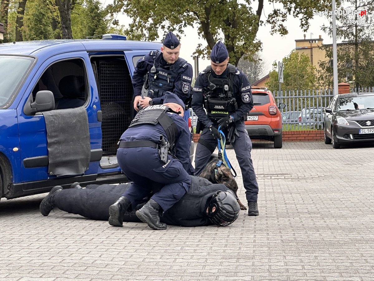 Katowiccy przewodnicy psów z pokazem w Szkole Policji 60