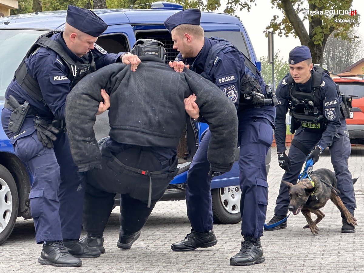 Katowiccy przewodnicy psów z pokazem w Szkole Policji 61