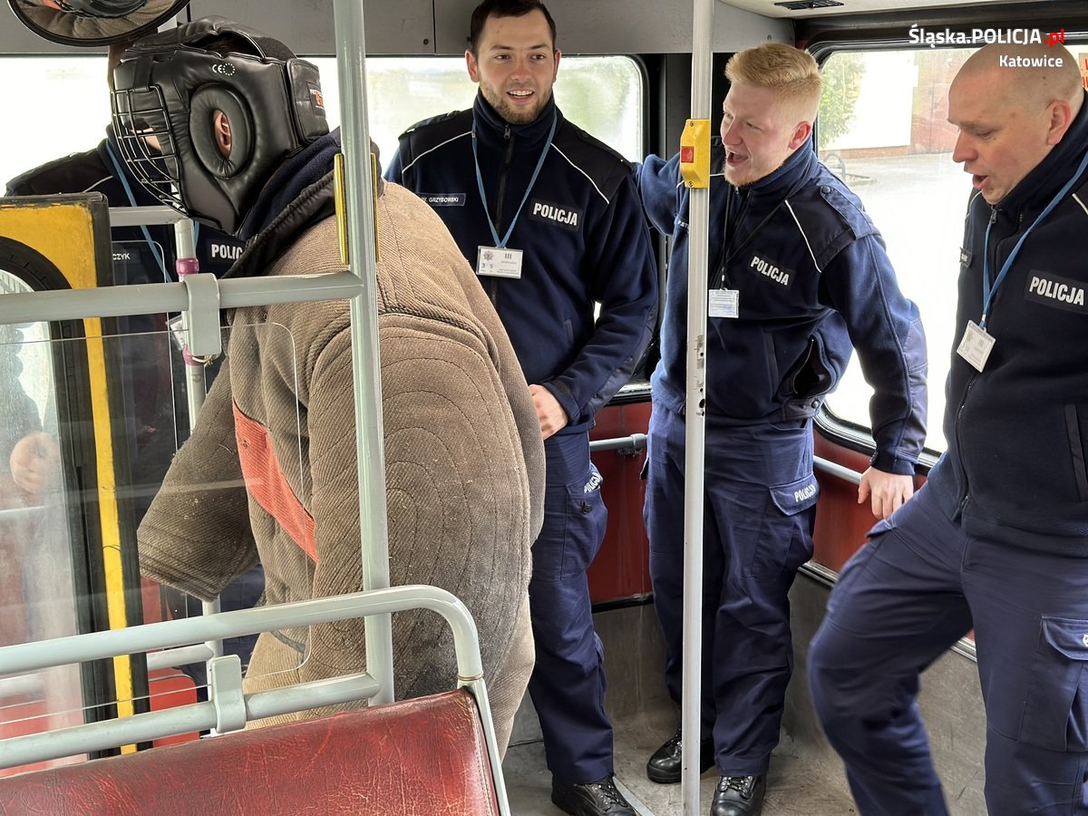 Katowiccy przewodnicy psów z pokazem w Szkole Policji 62