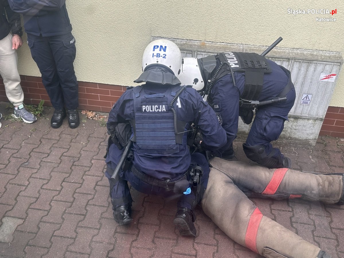 Katowiccy przewodnicy psów z pokazem w Szkole Policji 64