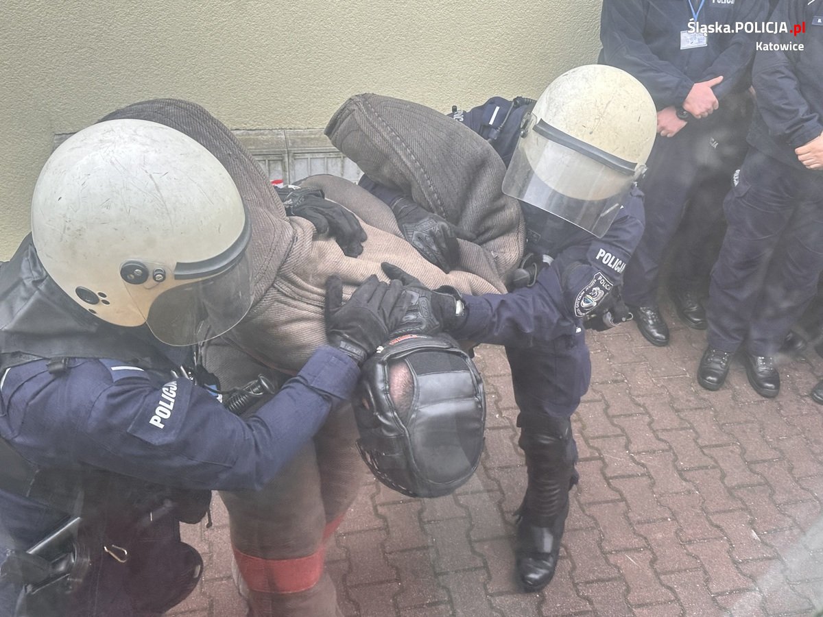 Katowiccy przewodnicy psów z pokazem w Szkole Policji 65