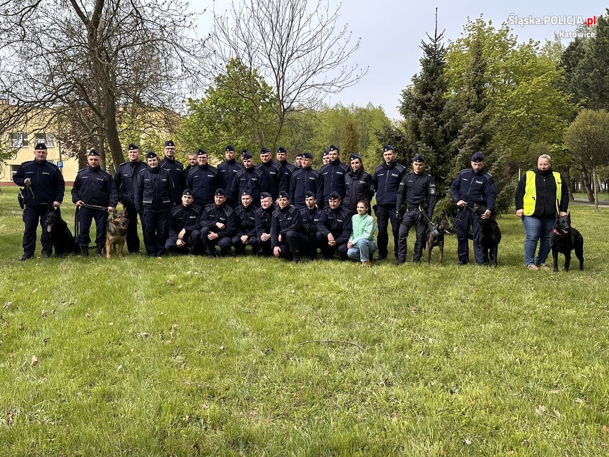 Katowiccy przewodnicy psów z pokazem w Szkole Policji 68