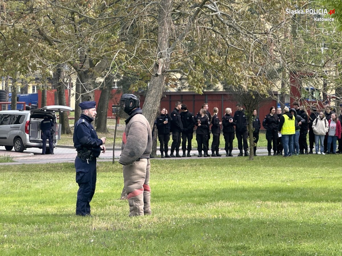 Katowiccy przewodnicy psów z pokazem w Szkole Policji 69