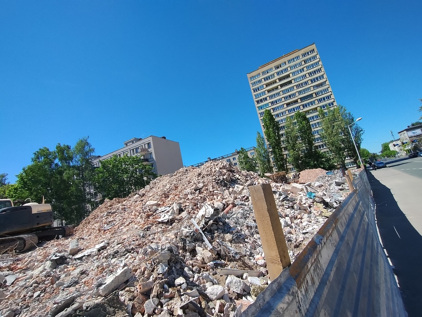 Zburzyli bank, postawią apartamentowiec. Mieszkańcy oburzeni