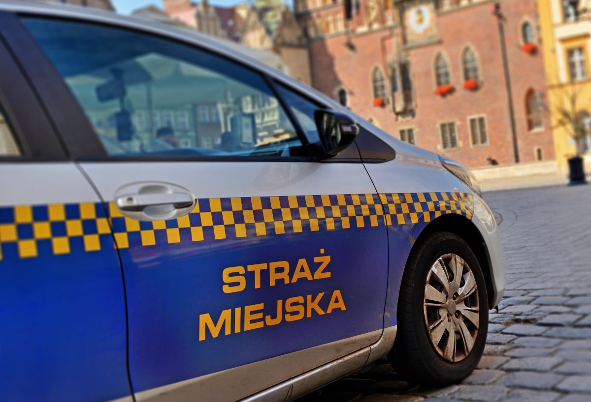 Mężczyzna skoczył do Rawy! Na pomoc ruszyły strażniczki miejskie