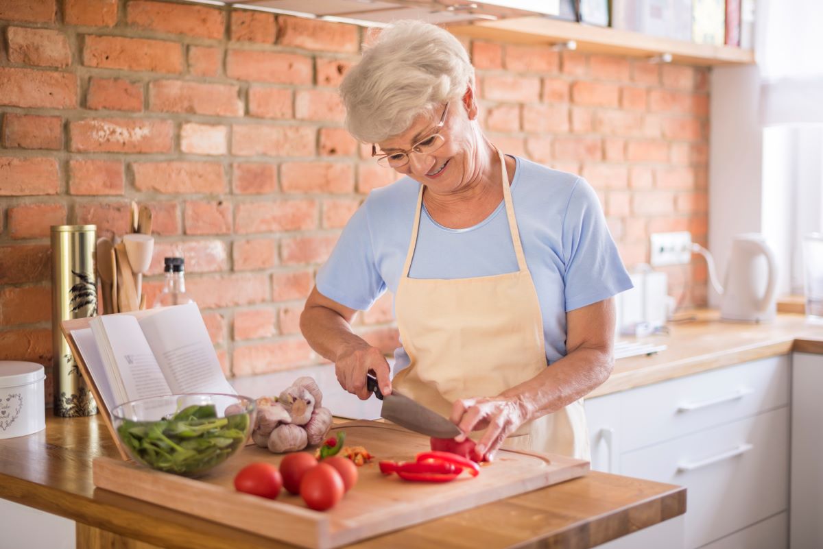 Babcie – wnukom. Przygotowanie posiłków dla dzieci w ramach Klubu Seniora