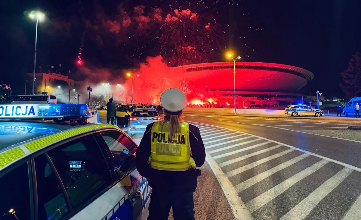 Policjanci zabezpieczali spontaniczne zgromadzenie kibiców pod katowickim Spodkiem