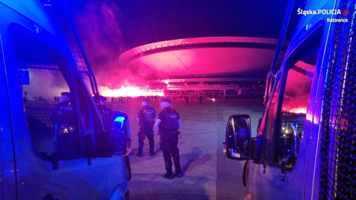 Policjanci zabezpieczali spontaniczne zgromadzenie kibiców pod katowickim Spodkiem
