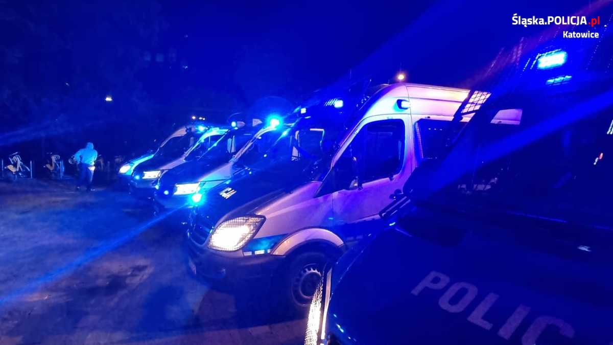 Policjanci zabezpieczali spontaniczne zgromadzenie kibiców pod katowickim Spodkiem