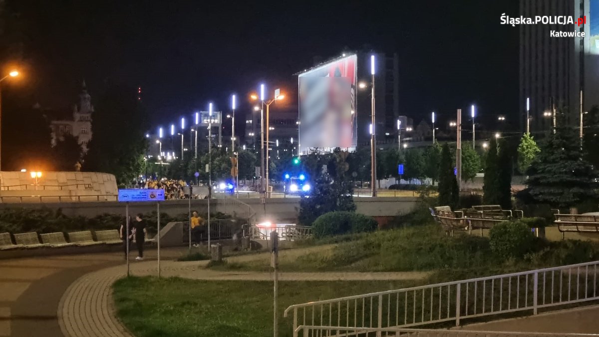 Policjanci zabezpieczali spontaniczne zgromadzenie kibiców pod katowickim Spodkiem