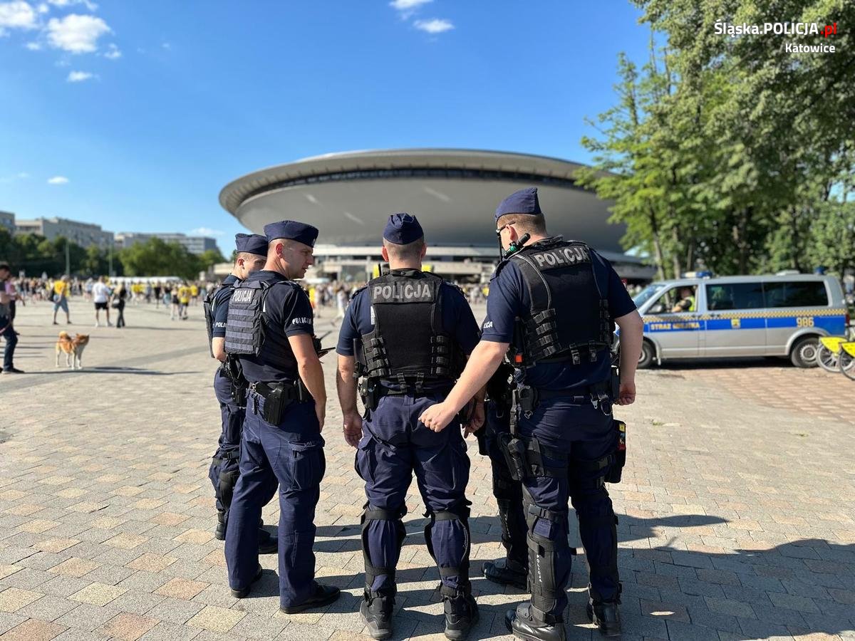 Policjanci zabezpieczali kolejne zgromadzenie kibiców pod spodkiem