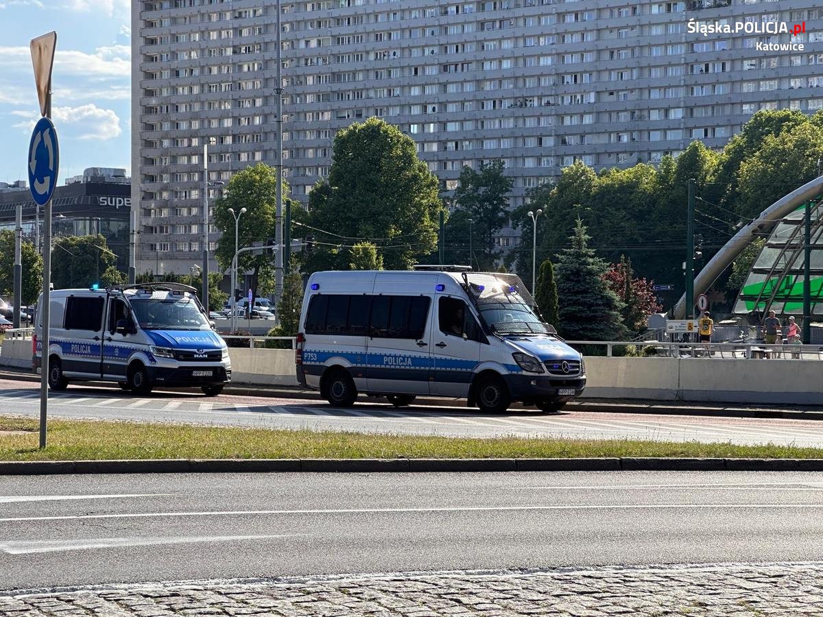 Policjanci zabezpieczali kolejne zgromadzenie kibiców pod spodkiem