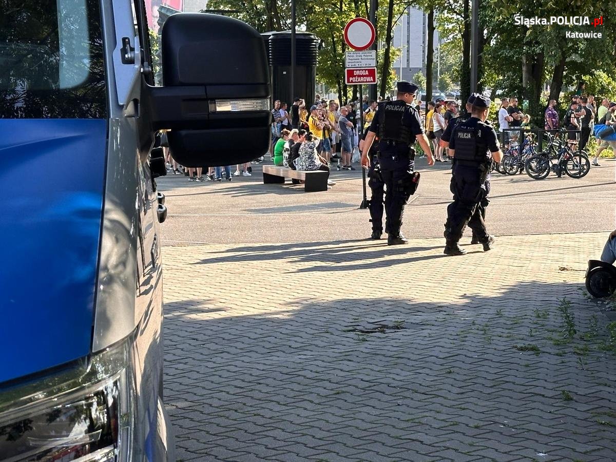 Policjanci zabezpieczali kolejne zgromadzenie kibiców pod spodkiem