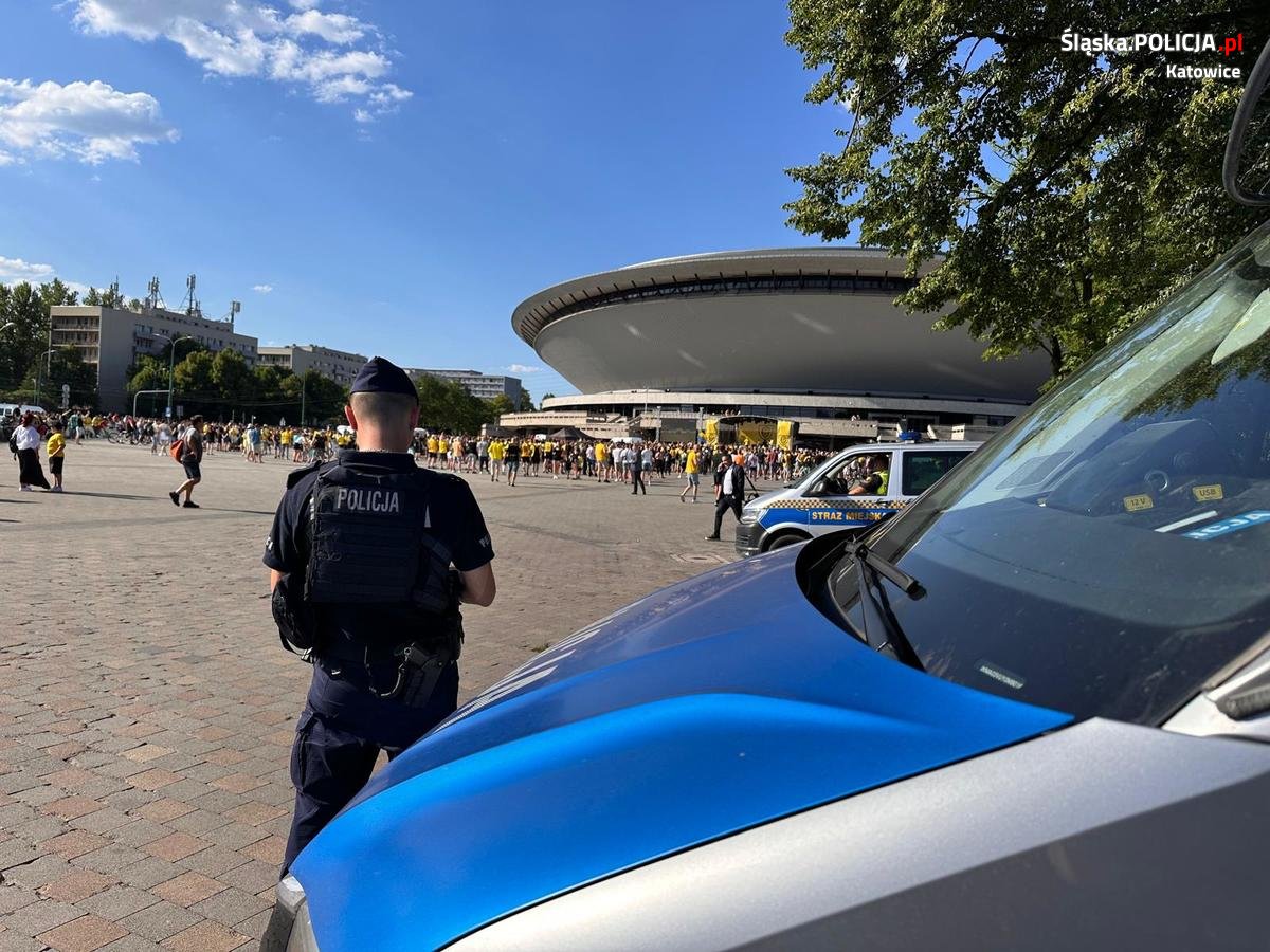 Policjanci zabezpieczali kolejne zgromadzenie kibiców pod spodkiem