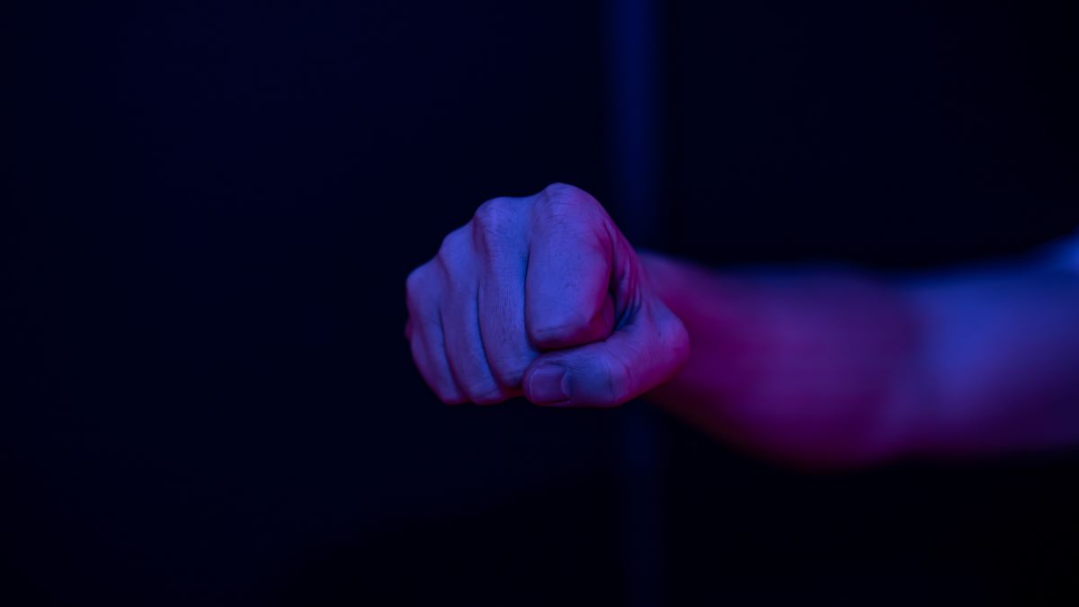 Policja poszukuje mężczyzny, który uderzył kobietę! Rozpoznajesz go?