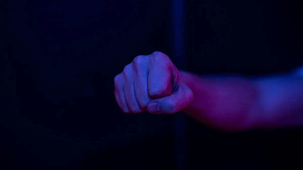 Policja poszukuje mężczyzny, który uderzył kobietę! Rozpoznajesz go?