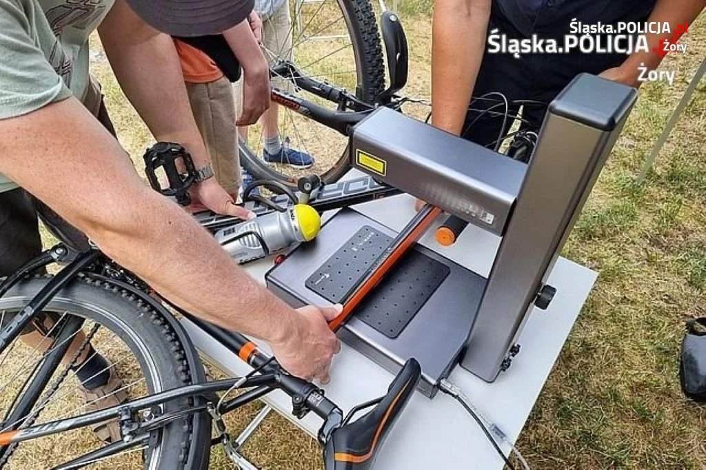 „Oznacz się”, czyli znakowanie rowerów i hulajnóg w Żorach