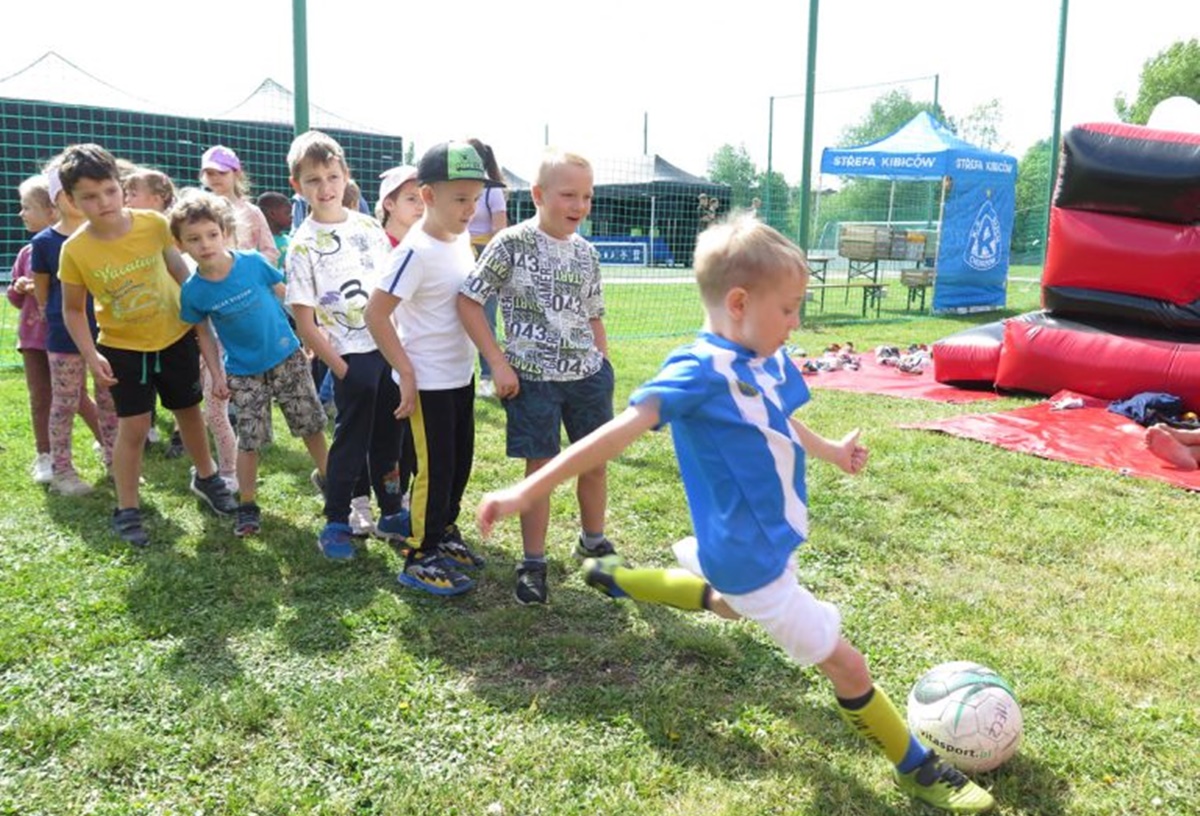 Dzieci uczestniczyły w Akademii Klasy Ekstra z Ruchem Chorzów