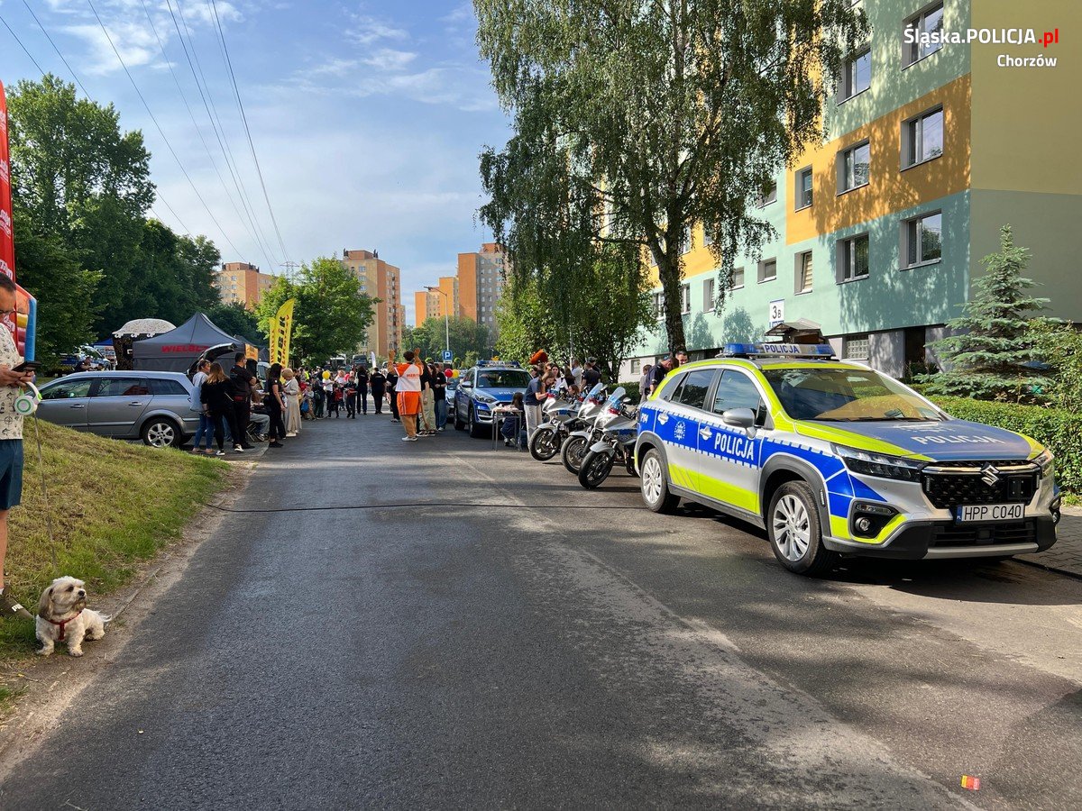 Chorzowscy policjanci na rozpoczęciu akcji "Ja jadę, Ty pomagasz"