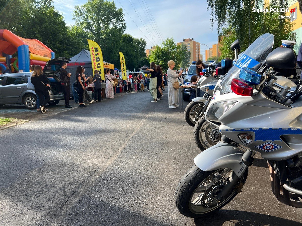 Chorzowscy policjanci na rozpoczęciu akcji "Ja jadę, Ty pomagasz"