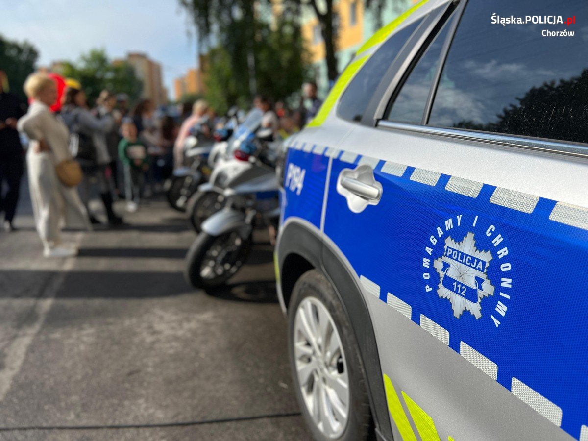 Chorzowscy policjanci na rozpoczęciu akcji "Ja jadę, Ty pomagasz"
