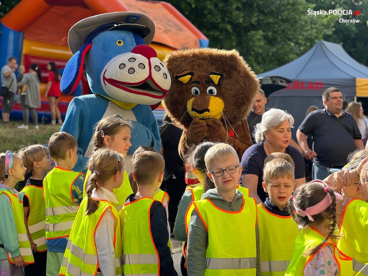 Chorzowscy policjanci na rozpoczęciu akcji "Ja jadę, Ty pomagasz"