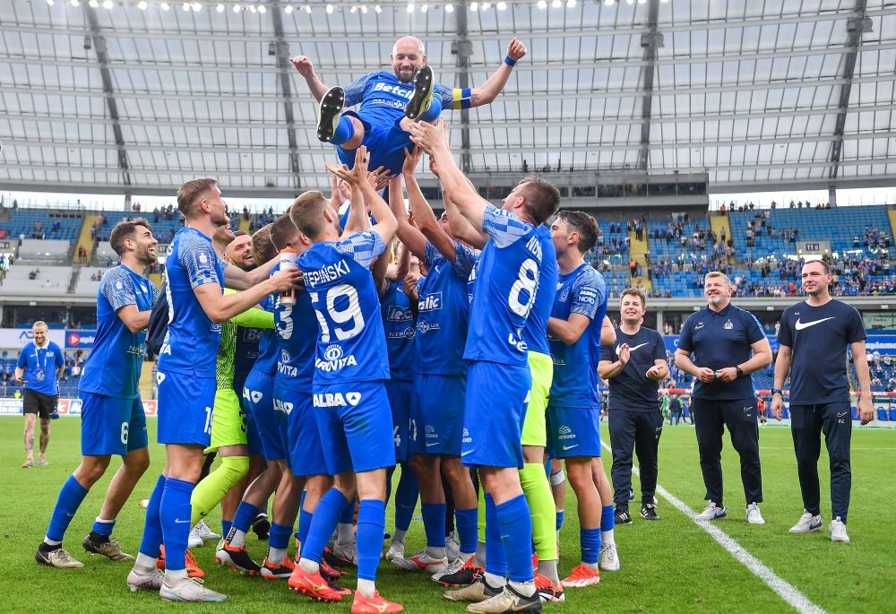 Kapitan Ruchu Chorzów przeszedł na piłkarską emeryturę. Wzruszające pożegnanie „Fosy”