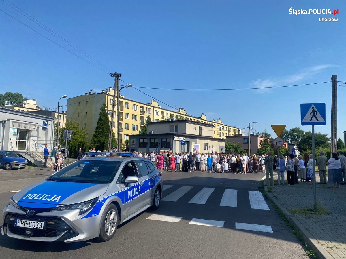 Chorzowscy policjanci dbali o bezpieczeństwo uczestników procesji Bożego Ciała
