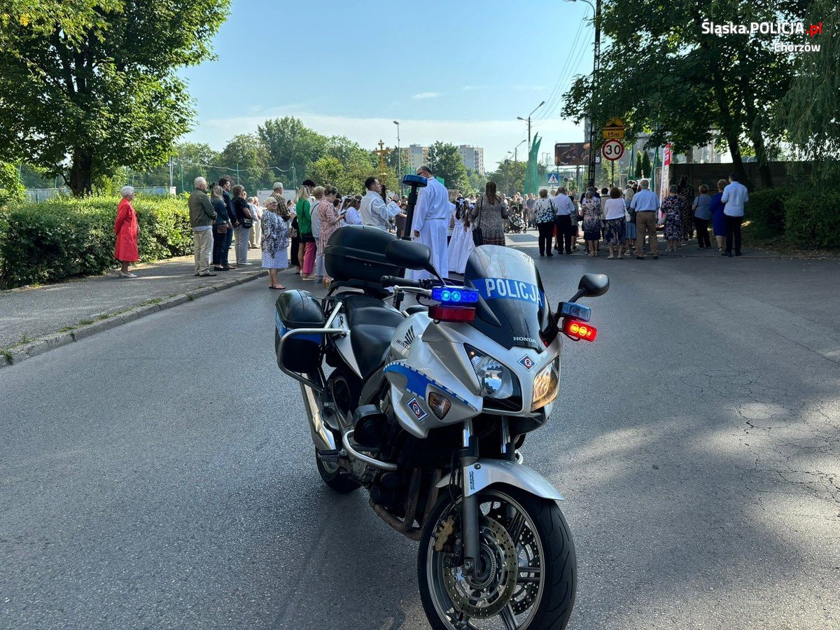 Chorzowscy policjanci dbali o bezpieczeństwo uczestników procesji Bożego Ciała