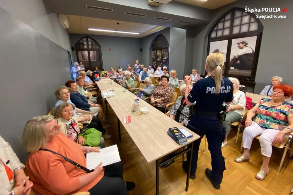 Świętochłowiccy funkcjonariusze policji na rozmowach z seniorami o bezpieczeństwie
