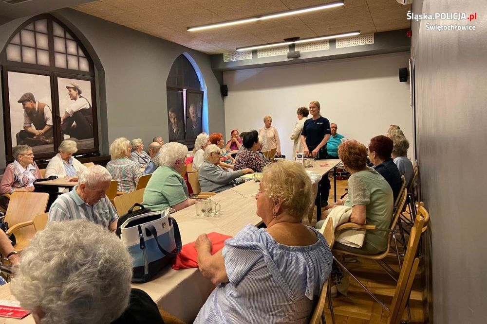Świętochłowiccy funkcjonariusze policji na rozmowach z seniorami o bezpieczeństwie